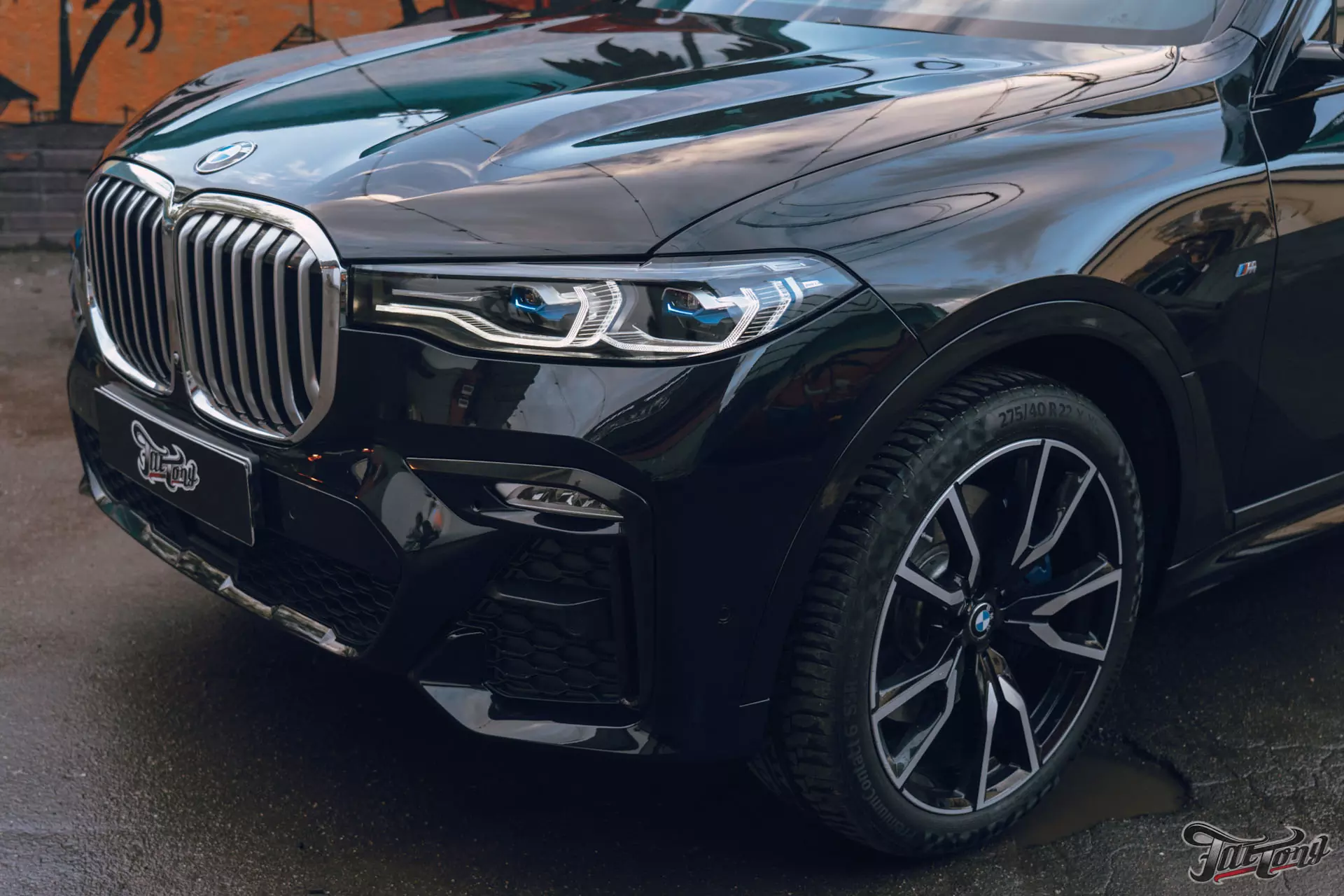 BMW X7. Оклейка кузова в глянцевый полиуретан